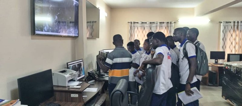 séance de travail dans la salle veille et prévision météo